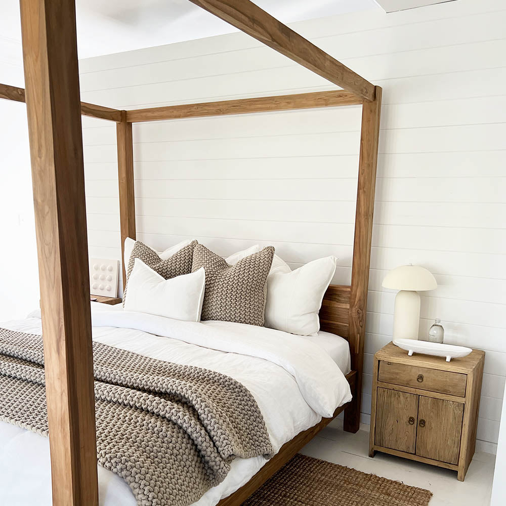 four poster timber bed queen (including delivery to South Yarra)